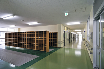 山口県立宇部総合支援学校普通教室１階廊下イメージ写真