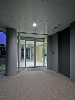 厚狭地区複合施設整備事業（主棟）１階風除室２外廻りイメージ写真