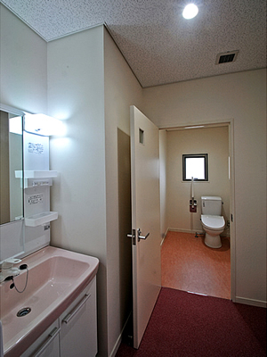 いづのめ教団山口研修センター2階前室及びトイレイメージ写真