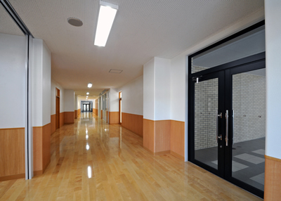 学校法人宇部学園慶進中学校・高等学校４号館 １階廊下イメージ写真