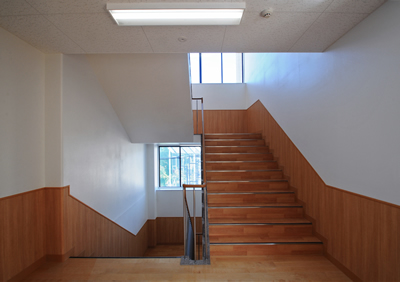 学校法人宇部学園慶進中学校・高等学校４号館　階段室イメージ写真