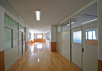 学校法人宇部学園慶進中学校・高等学校４号館 基準階廊下イメージ写真