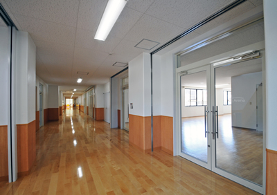 学校法人宇部学園慶進中学校・高等学校４号館 ２階廊下イメージ写真