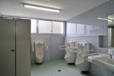 山口県立宇部総合支援学校普通教室西側男子便所イメージ写真