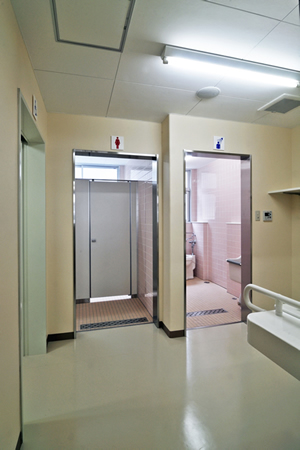 山口県立宇部総合支援学校普通教室東側女子便所イメージ写真