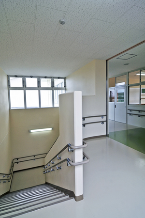 山口県立宇部総合支援学校普通教室２階階段室イメージ写真