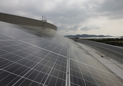 山口きらら博記念公園水泳プールソーラーパネルイメージ写真