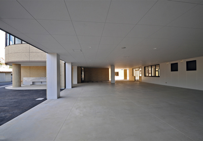 学校法人宇部学園慶進中学校・高等学校体育館ピロティーイメージ写真