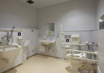 山口きらら博記念公園水泳プール多目的トイレイメージ写真