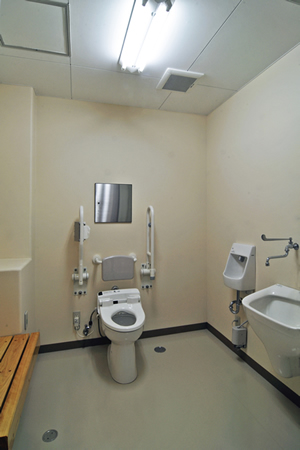 山口県立宇部総合支援学校普通教室西側多目的便所イメージ写真