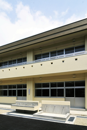 山口県立宇部総合支援学校普通教室手洗い・足洗いイメージ写真