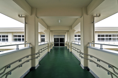 山口県立宇部総合支援学校普通教室渡り廊下（開放型）２階通路イメージ写真