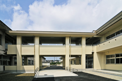 山口県立宇部総合支援学校普通教室渡り廊下外観（東面）イメージ写真