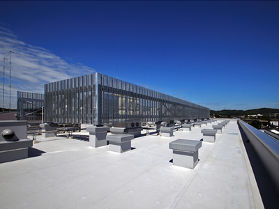 厚狭地区複合施設整備事業（主棟）屋根２ 設備機器置場イメージ写真１