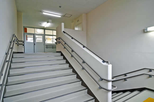 山口県立宇部総合支援学校実習棟階段室イメージ写真