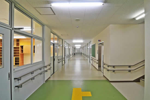 山口県立宇部総合支援学校実習棟1階廊下イメージ写真