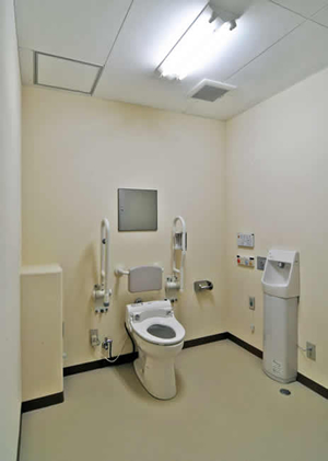 山口県立宇部総合支援学校実習棟多目的便所イメージ写真