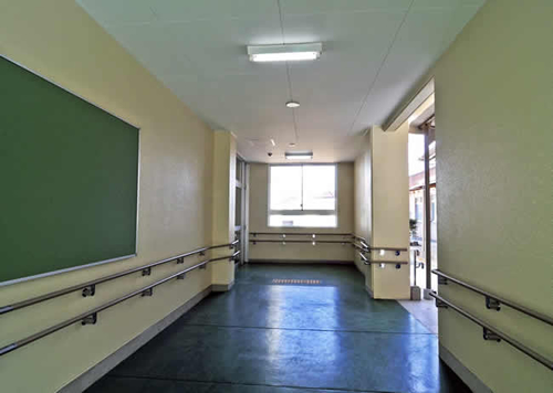 山口県立宇部総合支援学校実習棟通路イメージ写真