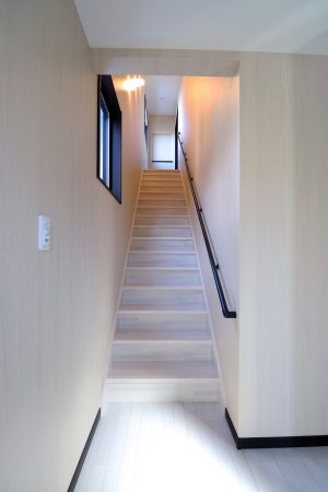 株式会社クロイシ2階の住居スペースに上がる階段イメージ写真