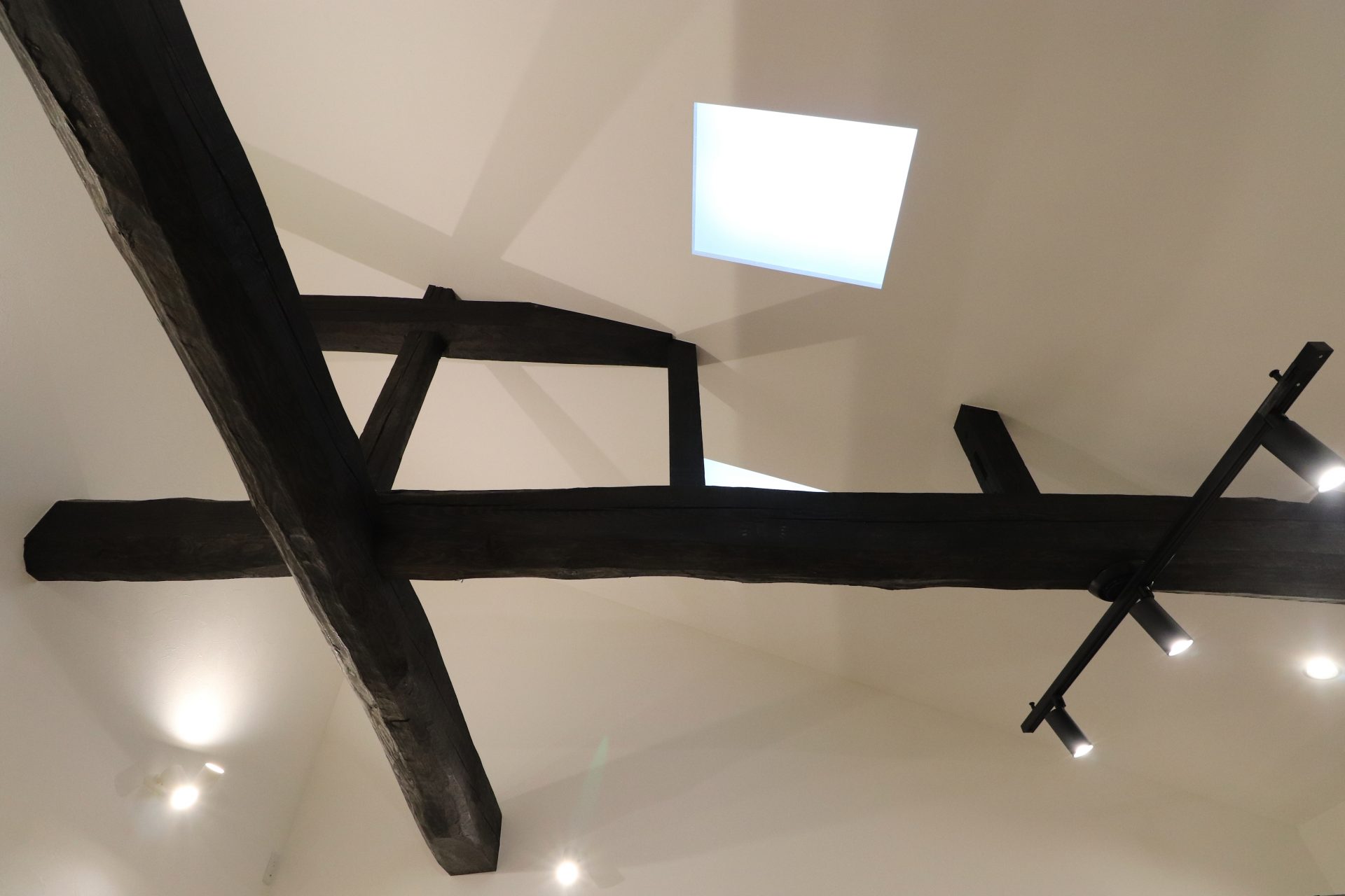 【住宅】古い梁を生かしてカフェ風にリフォーム